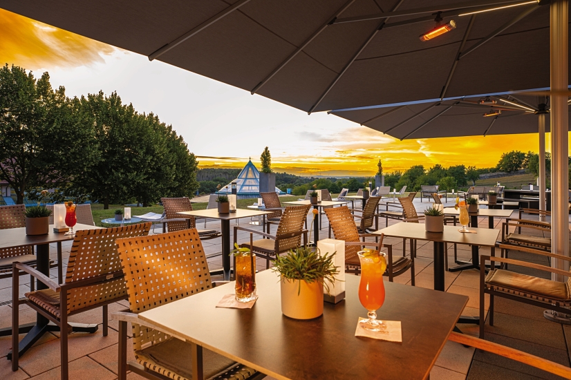 Genießen Sie den Sonnenuntergang auf der Terrasse.