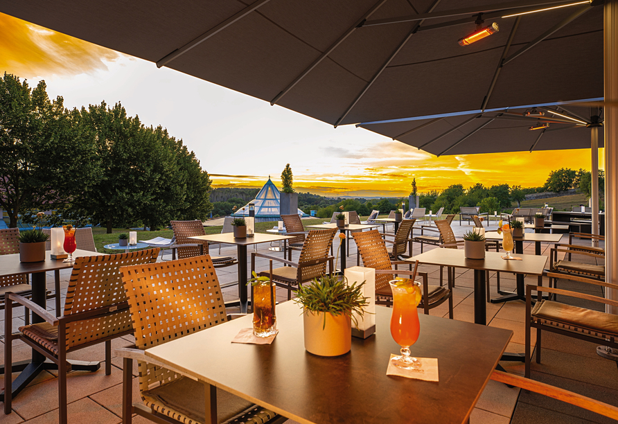 Genießen Sie den Sonnenuntergang auf der Terrasse.