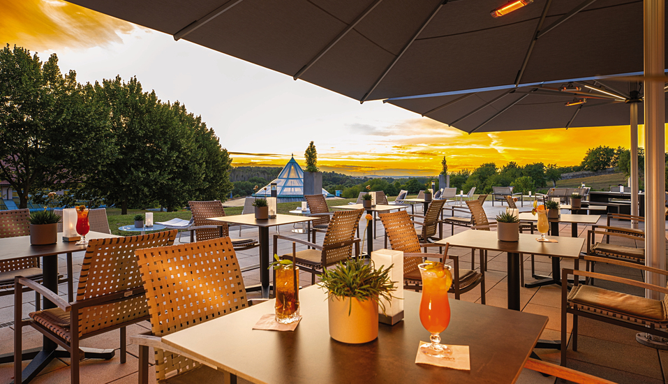 Genießen Sie den Sonnenuntergang auf der Terrasse.