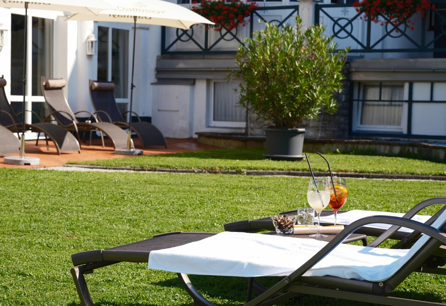 Der Hotelgarten lädt mit einer schönen Liegewiese zum Verweilen ein.