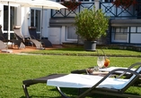 Der Hotelgarten lädt mit einer schönen Liegewiese zum Verweilen ein.
