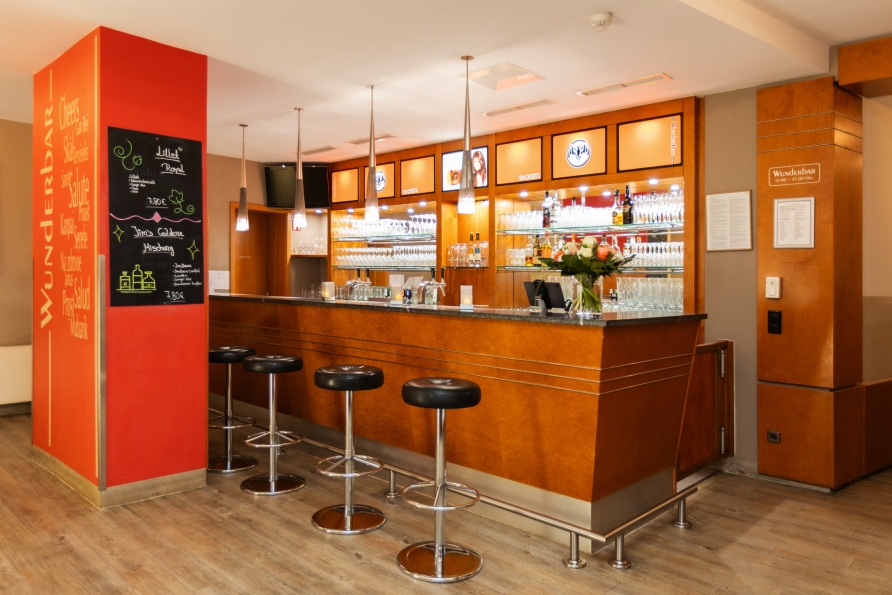 Freuen Sie sich in der Bar des Hotels auf kühle Getränke und gute Gespräche.