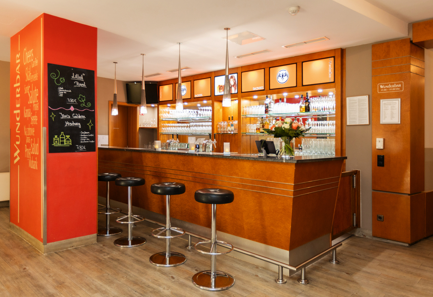 Freuen Sie sich in der Bar des Hotels auf kühle Getränke und gute Gespräche.