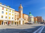 Entdecken Sie die Piazza Tre Martiri im Herzen von Rimini.