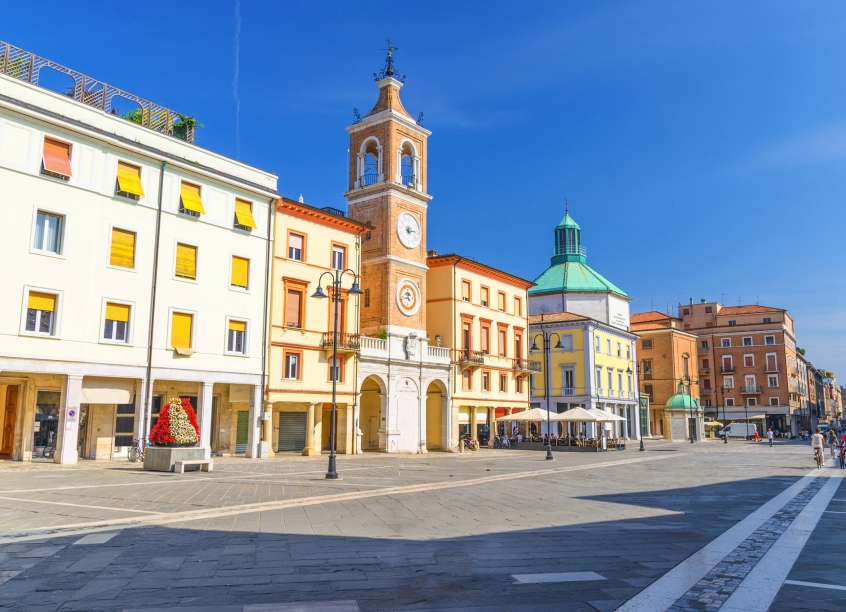 Entdecken Sie die Piazza Tre Martiri im Herzen von Rimini.