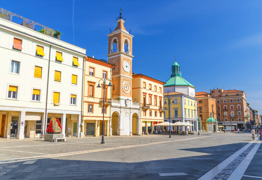 Entdecken Sie die Piazza Tre Martiri im Herzen von Rimini.