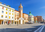 Entdecken Sie die Piazza Tre Martiri im Herzen von Rimini.