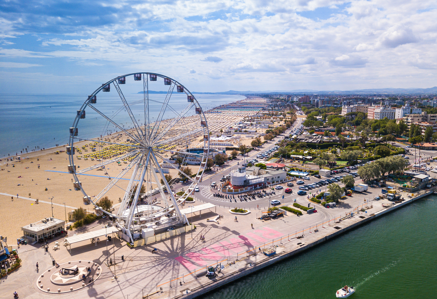 Genießen Sie den Ausblick auf Rimini vom Riesenrad.