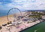 Genießen Sie den Ausblick auf Rimini vom Riesenrad.