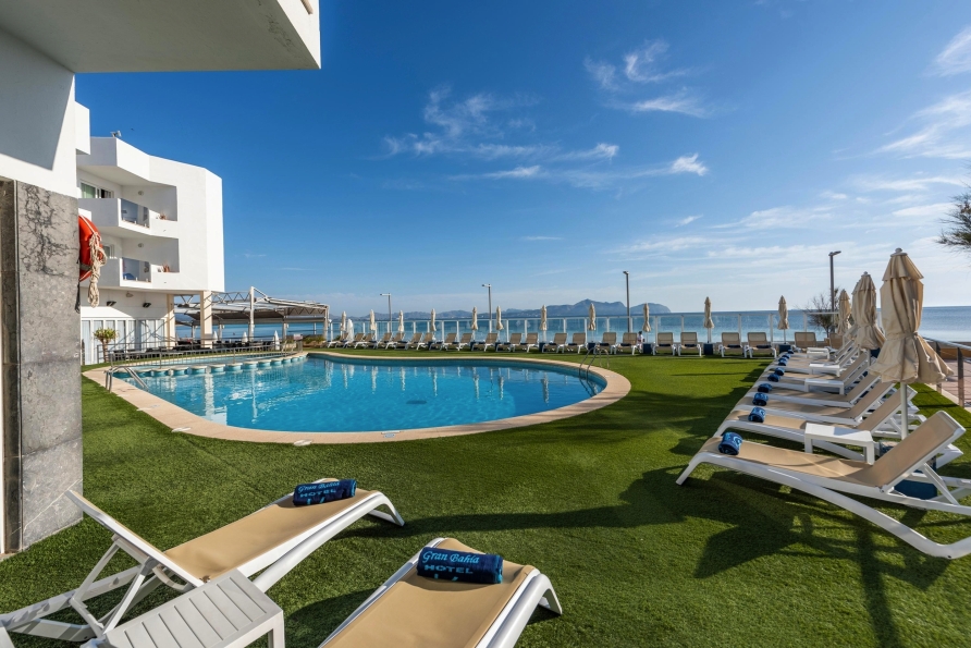 Entspannen Sie am Pool Ihres Hotels und genießen Sie die Sonne Mallorcas.