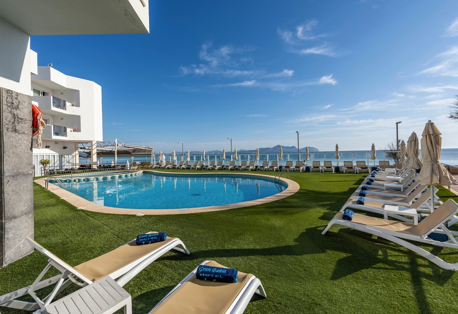 Entspannen Sie am Pool Ihres Hotels und genießen Sie die Sonne Mallorcas.