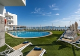 Entspannen Sie am Pool Ihres Hotels und genießen Sie die Sonne Mallorcas.