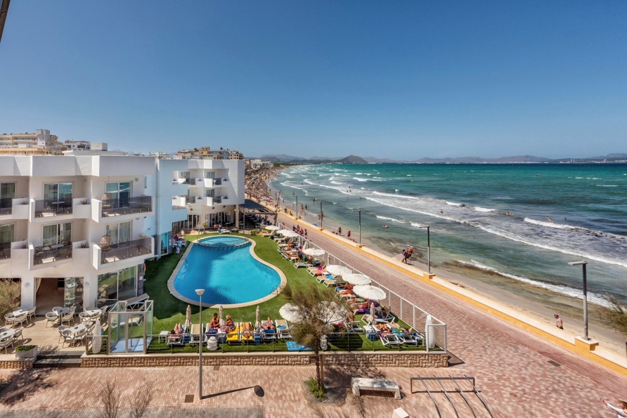 Ihr Hotel befindet sich direkt am feinen Sandstrand von Can Picafort.
