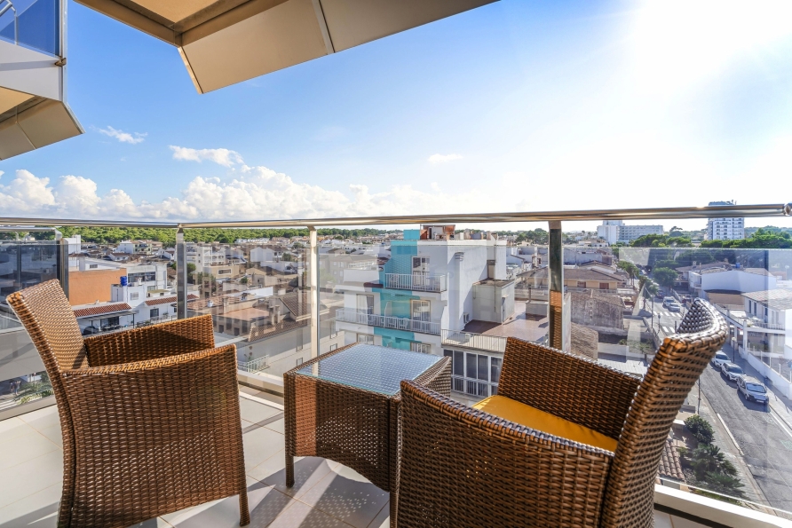 Genießen Sie die Aussicht vom Balkon Ihres Zimmers (Beispiel).