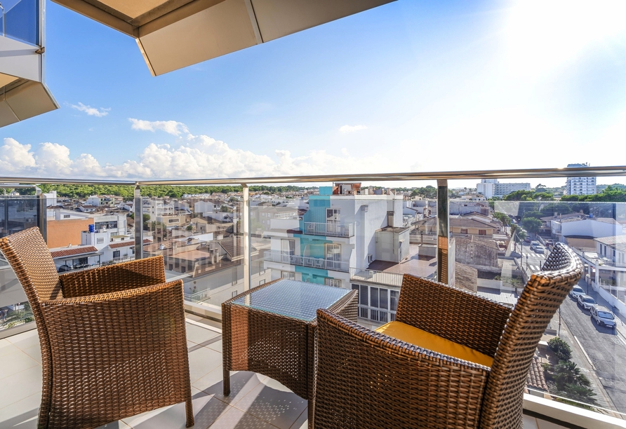 Genießen Sie die Aussicht vom Balkon Ihres Zimmers (Beispiel).