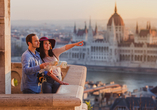 Genießen Sie den Ausblick über Budapest und das ungarische Parlament.