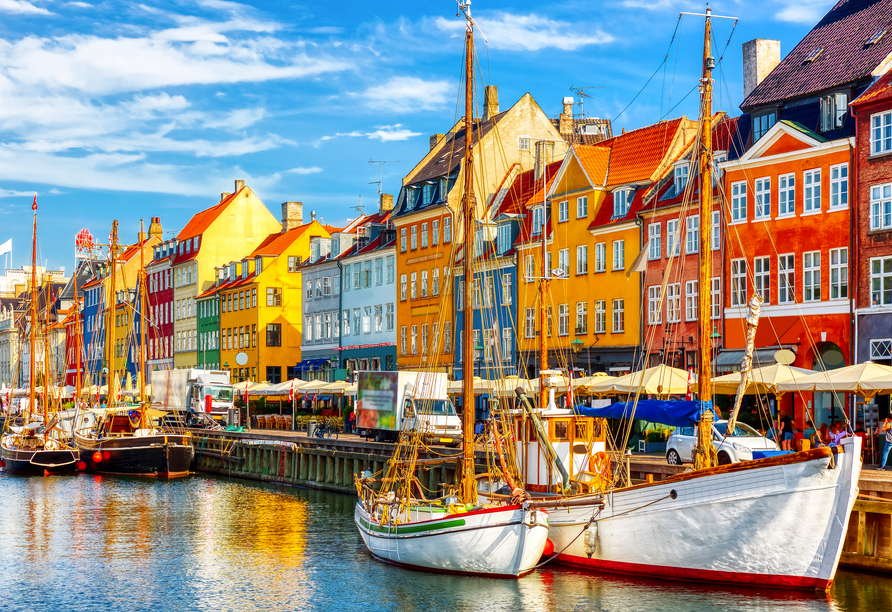 Schlendern Sie am Nyhavn in Kopenhagen und bewundern Sie das pittoreske Stadtbild.