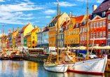 Schlendern Sie am Nyhavn in Kopenhagen und bewundern Sie das pittoreske Stadtbild.
