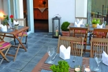 An sonnigen Tagen lädt die Terrasse zum Verweilen ein.