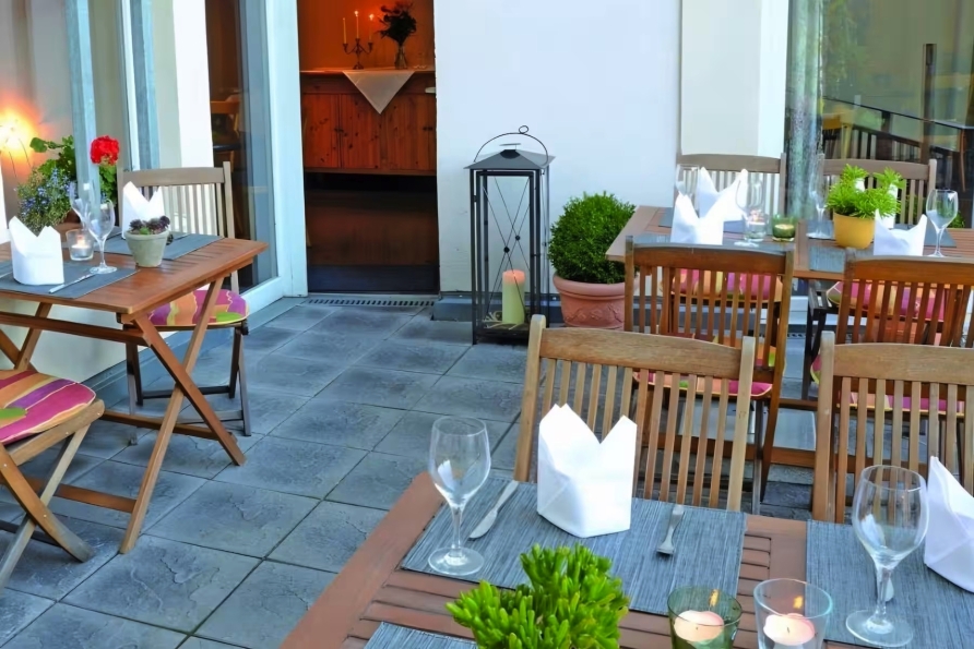 An sonnigen Tagen lädt die Terrasse zum Verweilen ein.