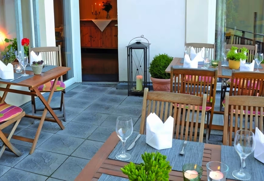 An sonnigen Tagen lädt die Terrasse zum Verweilen ein.