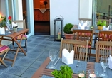An sonnigen Tagen lädt die Terrasse zum Verweilen ein.