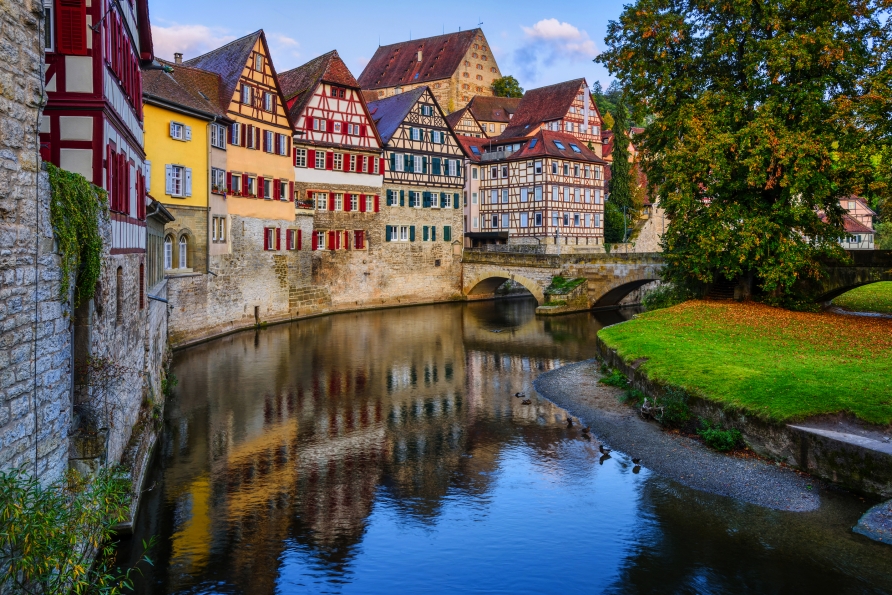In der Altstadt von Schwäbisch Hall erwarten Sie malerische Fachwerkhäuser.