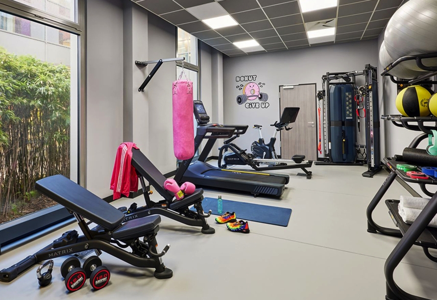 Der Fitnessraum lädt dazu ein, körperlich aktiv zu werden.