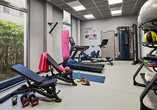 Der Fitnessraum lädt dazu ein, körperlich aktiv zu werden.