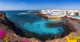 Die idyllische Küstenstadt El Cotillo begeistert mit türkisblauen Lagunen und malerischen Häusern direkt am Atlantik.