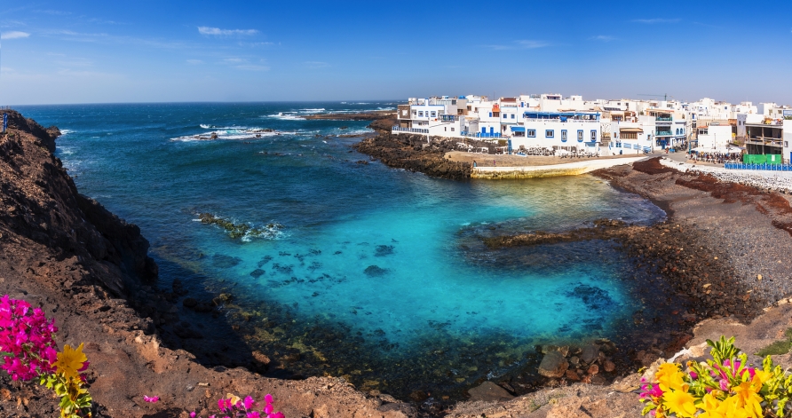 Die idyllische Küstenstadt El Cotillo begeistert mit türkisblauen Lagunen und malerischen Häusern direkt am Atlantik.