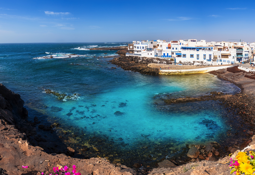 Die idyllische Küstenstadt El Cotillo begeistert mit türkisblauen Lagunen und malerischen Häusern direkt am Atlantik.