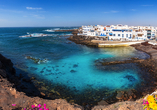 Die idyllische Küstenstadt El Cotillo begeistert mit türkisblauen Lagunen und malerischen Häusern direkt am Atlantik.