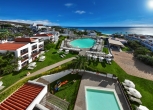 Herrlicher Blick auf die Poollandschaft und das grüne Hotelgelände