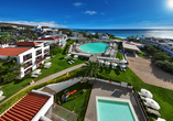Herrlicher Blick auf die Poollandschaft und das grüne Hotelgelände