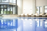 Das Hallenbad ermöglicht ausgelassenen Badespaß.