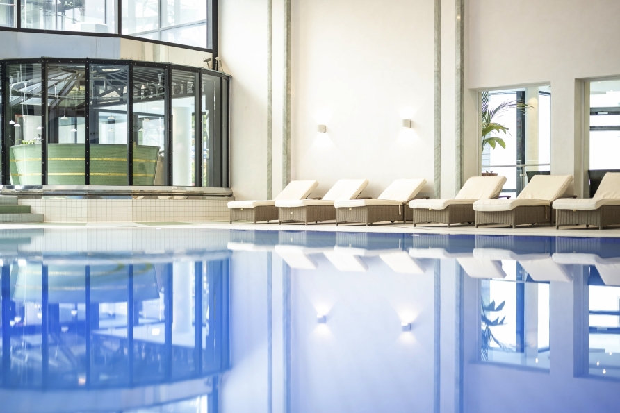 Das Hallenbad ermöglicht ausgelassenen Badespaß.