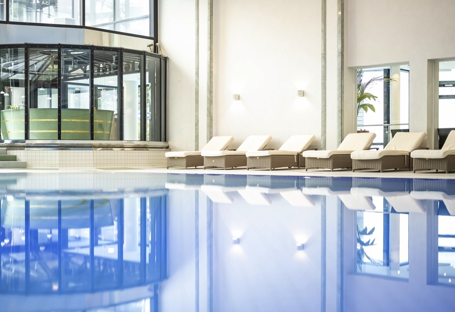 Das Hallenbad ermöglicht ausgelassenen Badespaß.