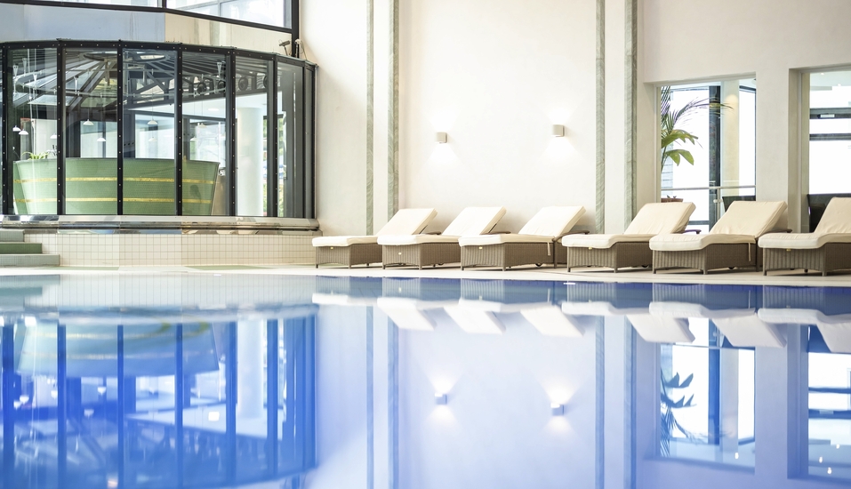 Das Hallenbad ermöglicht ausgelassenen Badespaß.