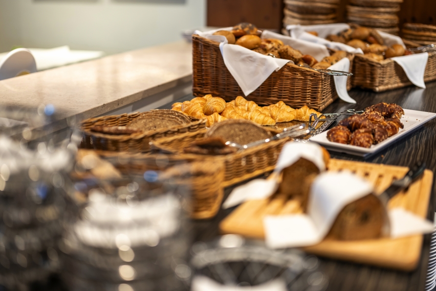 Bedienen Sie sich am Frühstücksbuffet.