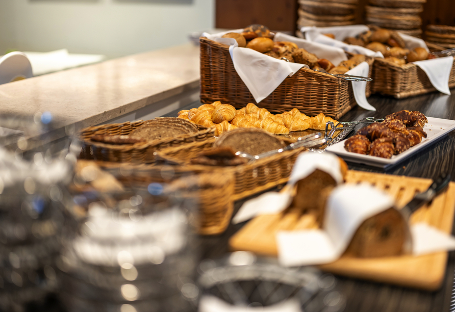 Bedienen Sie sich am Frühstücksbuffet.