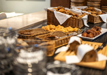 Bedienen Sie sich am Frühstücksbuffet.