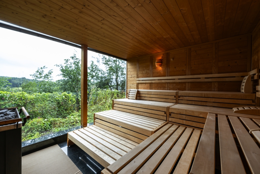 Die Panorama-Sauna bietet einen grandiosen Ausblick auf die umliegende Landschaft.