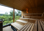 Die Panorama-Sauna bietet einen grandiosen Ausblick auf die umliegende Landschaft.