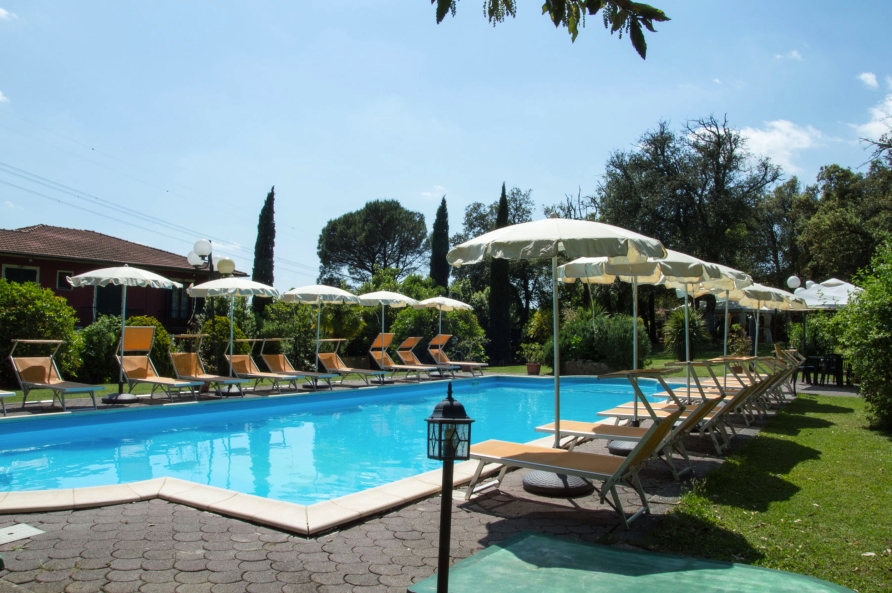 Der Außenpool des Hotel Monti