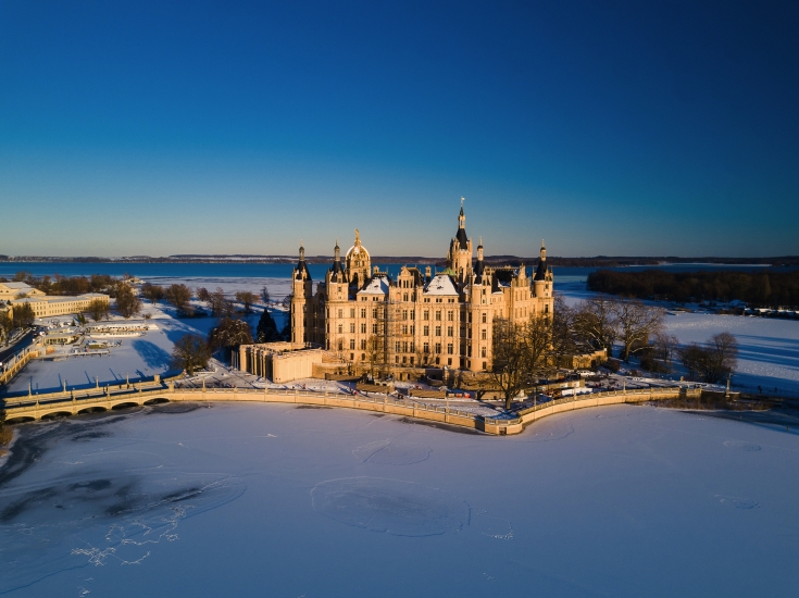 Besuchen Sie das Schweriner Schloss – besonders im Winter ein magischer Anblick.