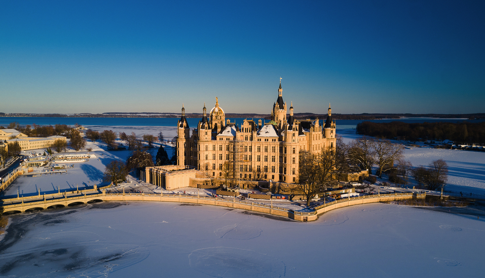 Besuchen Sie das Schweriner Schloss – besonders im Winter ein magischer Anblick.
