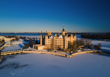 Besuchen Sie das Schweriner Schloss – besonders im Winter ein magischer Anblick.