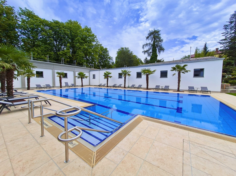 Ziehen Sie Ihre Bahnen im Schwimmerbecken der Vita Classica Therme Bad Krozingen.