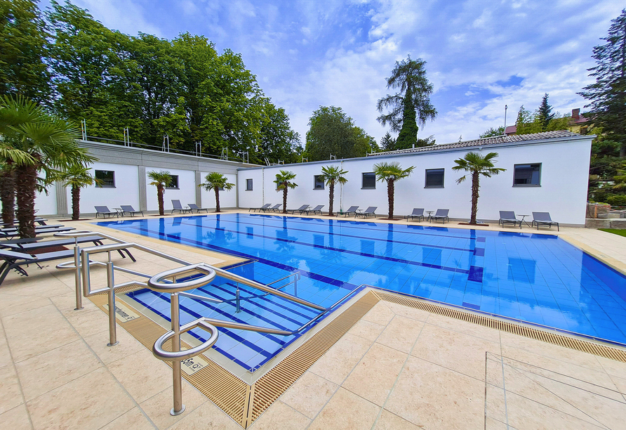 Ziehen Sie Ihre Bahnen im Schwimmerbecken der Vita Classica Therme Bad Krozingen.